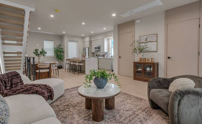 Single Family Home for Sale 125 W Plymouth St. Photo#2