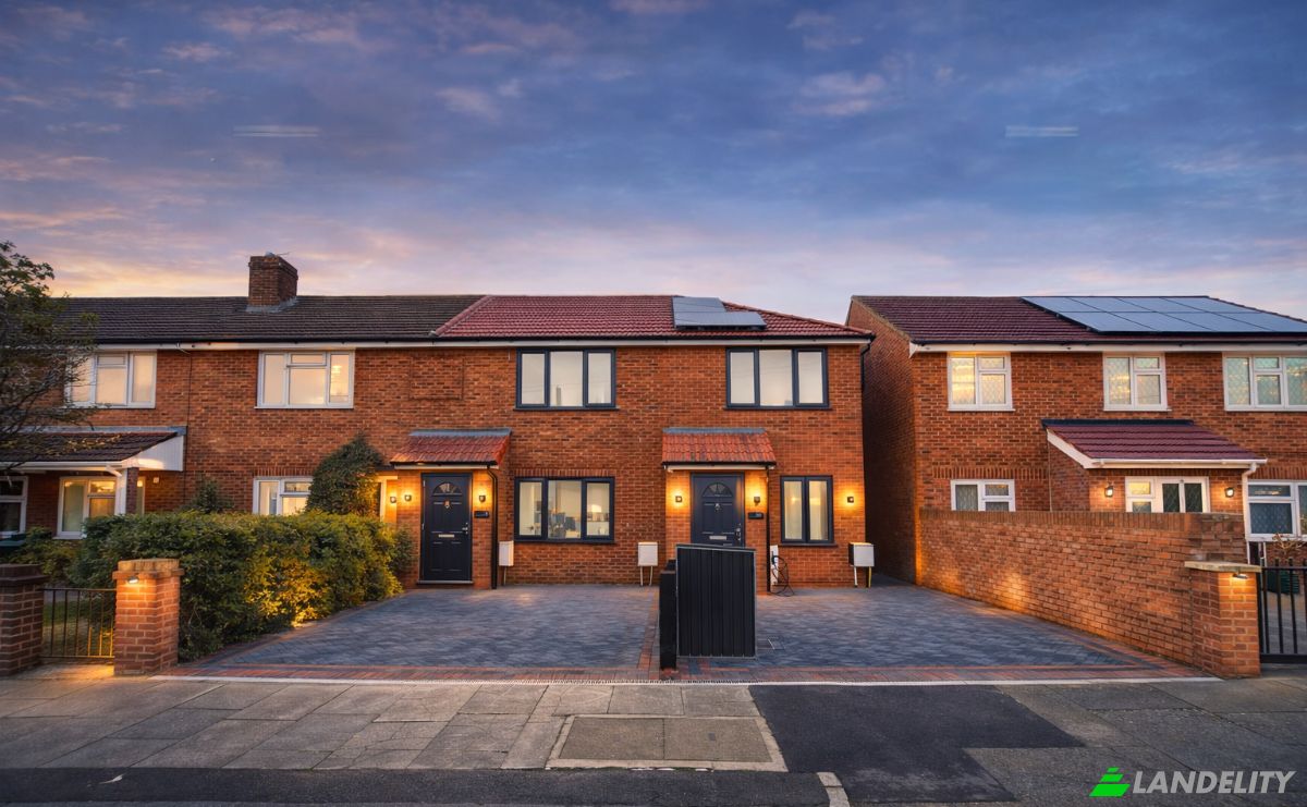 Single Family Home for Sale 6 Northumberland Cres, Feltham TW14 9SZ, Feltham, Greater London, England, United Kingdom. Photo 2