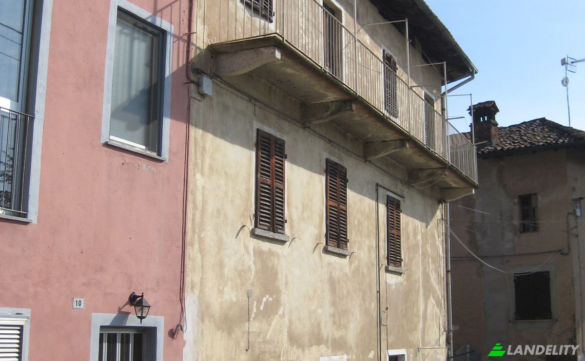 Townhouse for Sale Via Battisti, 13045 Lozzolo VC, Lozzolo, Province of Vercelli, Piedmont, Italy. Photo 2