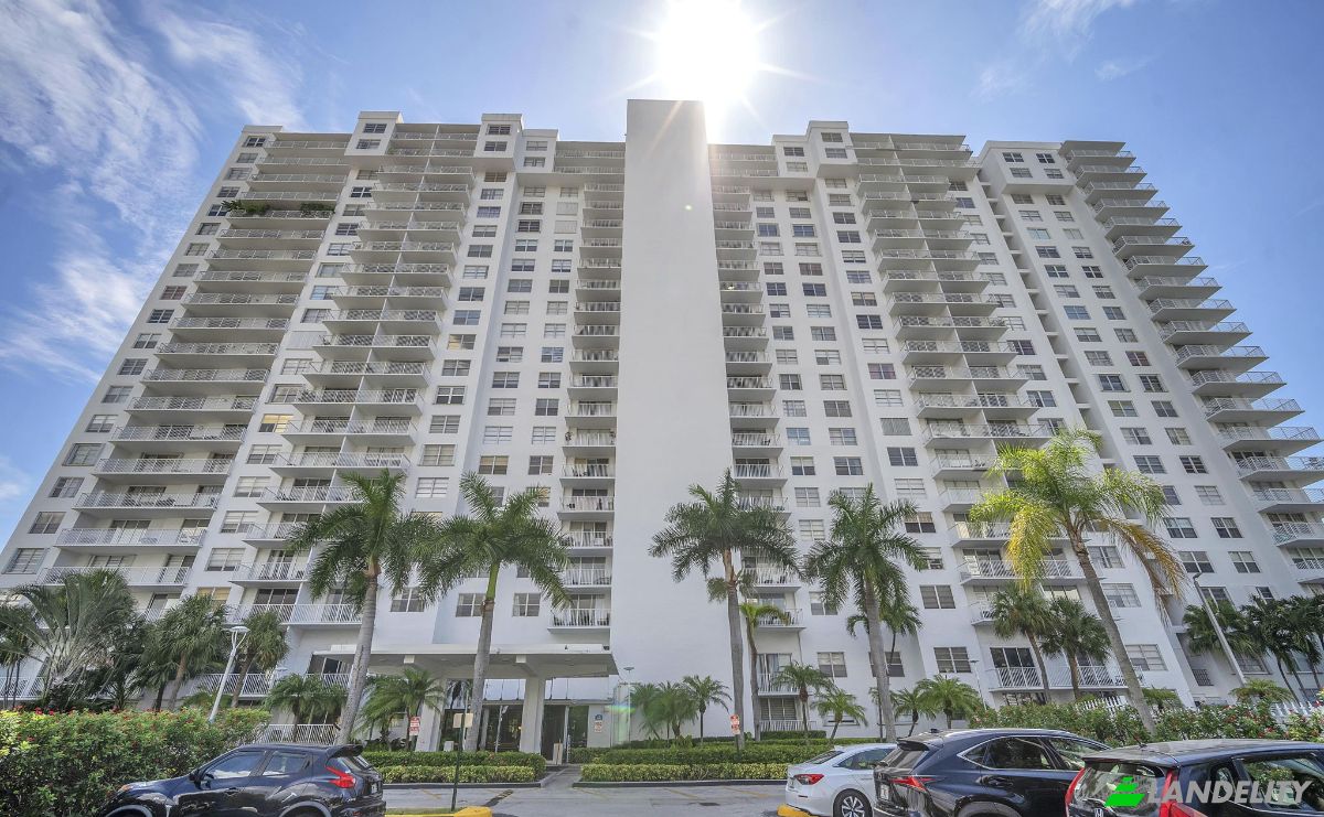 Condo for Sale Admirals Port, Aventura, Miami-Dade County, Florida, United States, FL 33160, USA. Photo 2