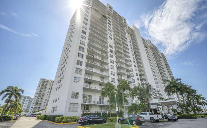 Condo for Sale Admirals Port, Aventura. Photo#3