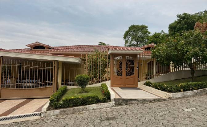 Villa for Sale Bellavista 090708, Guayaquil. Photo#2 Villa for Sale Bellavista 090708, Guayaquil. Photo#2