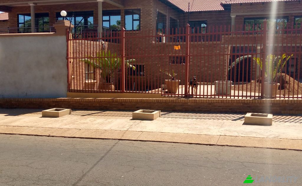 Single Family Home for Sale Marili Ave, Val-De-Grace, Pretoria, City of Tshwane Metropolitan Municipality, Gauteng, South Africa. Photo 3