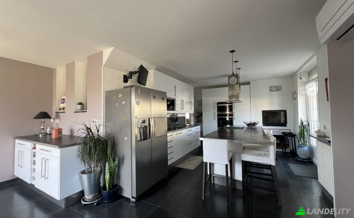 Single Family Home for Sale 193 Av du General Leclerc, 11000 Carcassonne, Carcassonne, Aude, Occitanie, France. Photo 2