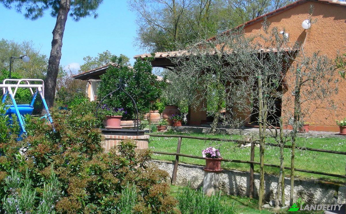 Villa for Sale Via del Poggiarello, 52045 Foiano della Chiana AR, Foiano della Chiana, Province of Arezzo, Tuscany, Italy. Photo 9