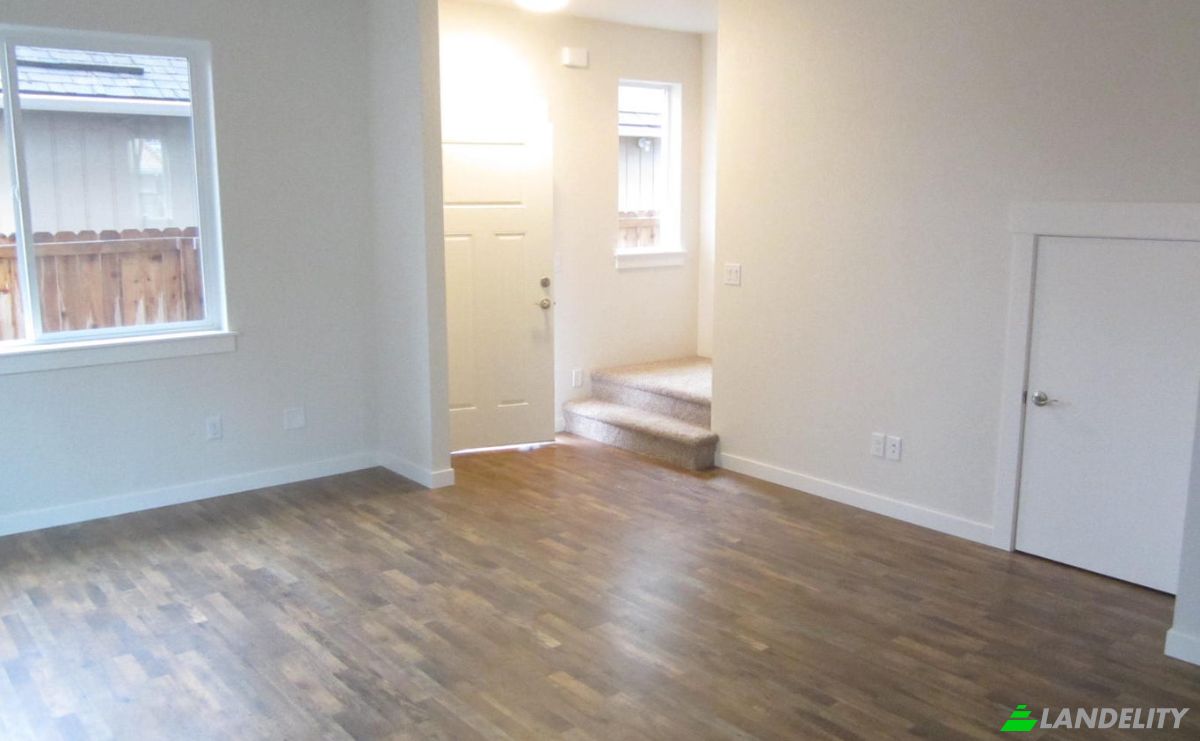 Duplex for Sale 215 C St, Phoenix, Jackson County, Oregon, United States, OR 97535, USA. Photo 4