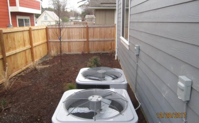 Duplex for Sale 215 C St, Phoenix, Jackson County. Photo#2