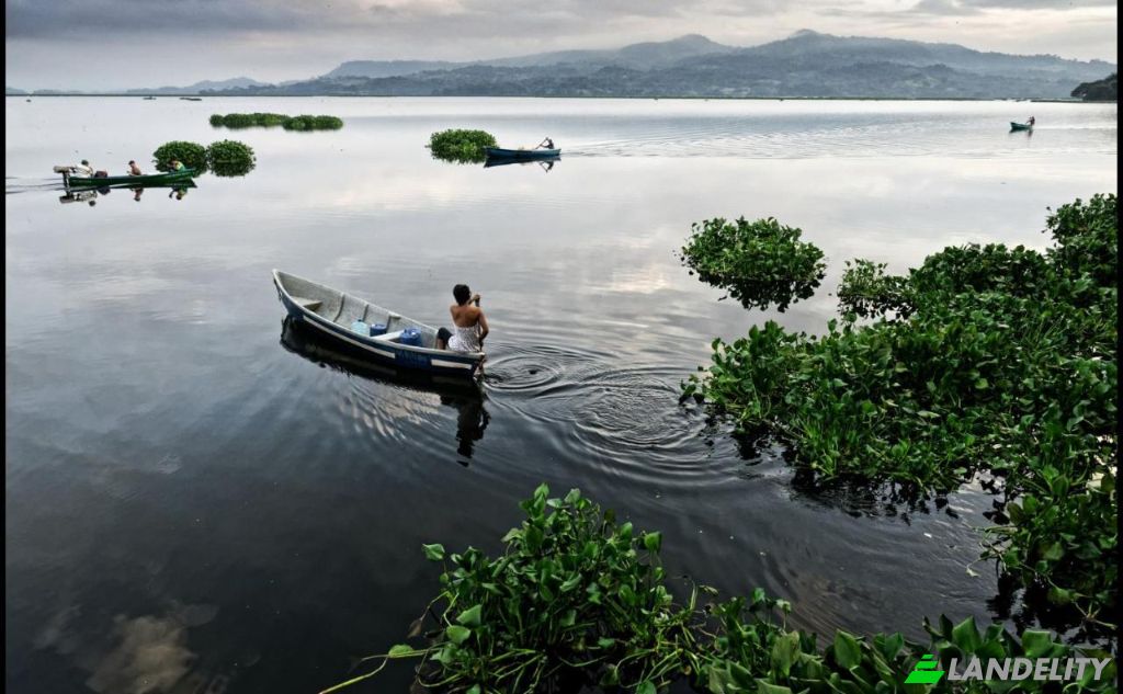 Land/Lot for Sale Calle Poniente next to Policia Nacional Civil, Suchitoto, Cuscatlan Department, El Salvador. Photo 9